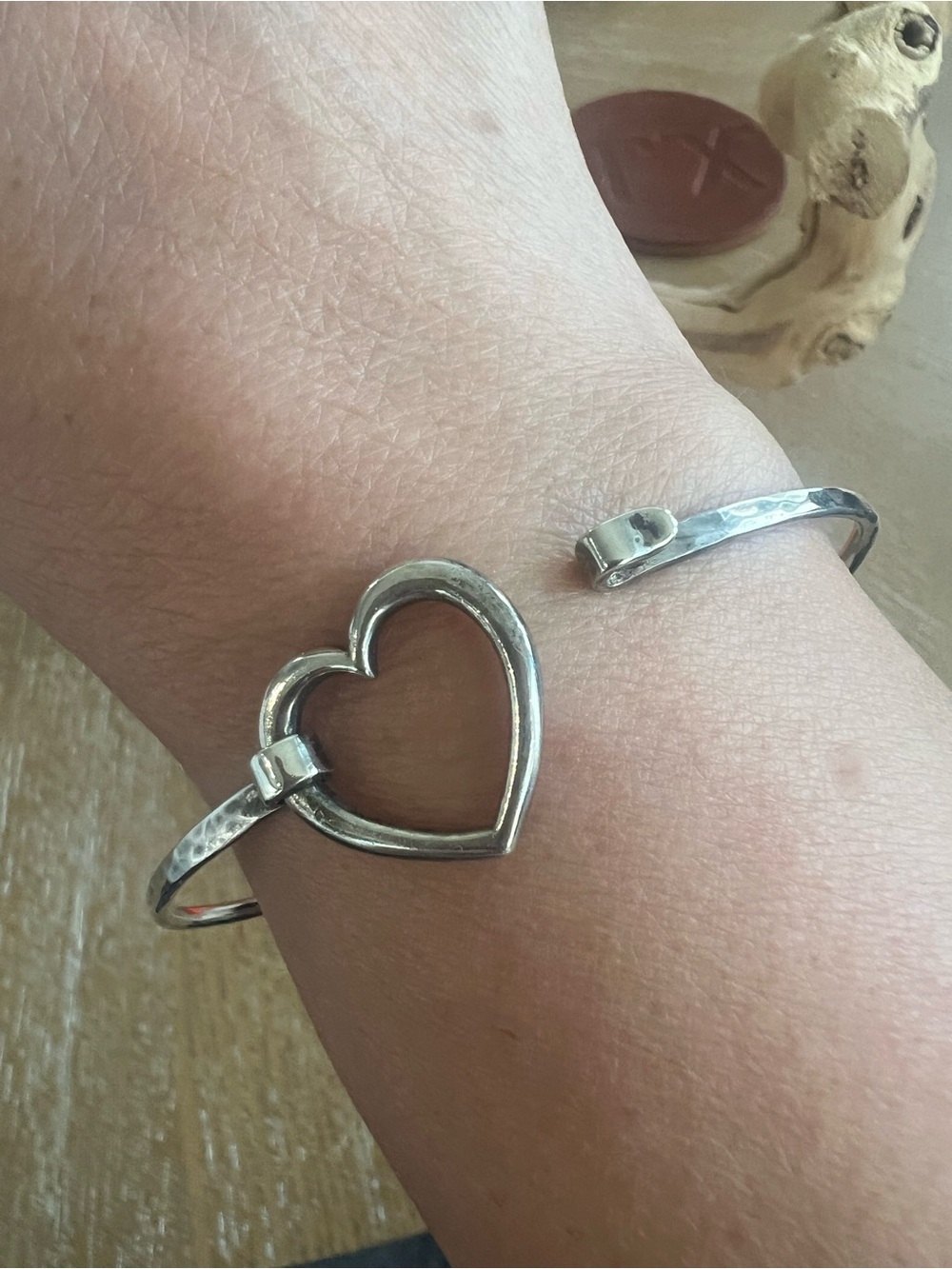 James Avery Retired Sterling Silver Thin Heart Bangle - Picture 4 of 7